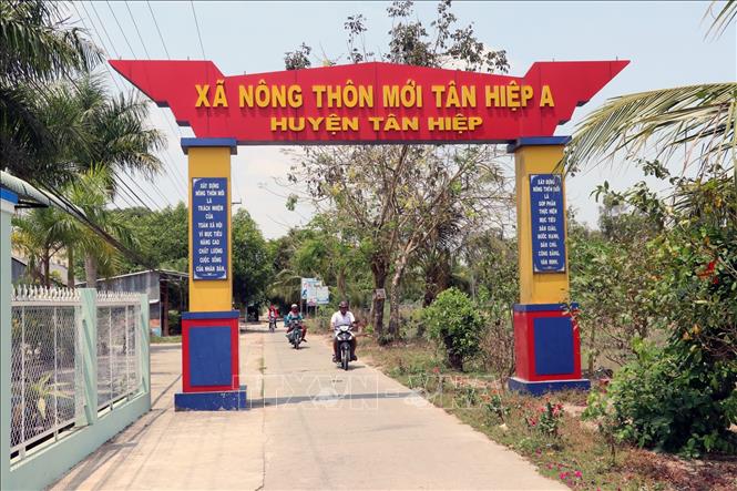 Vận dụng sáng tạo tư tưởng của Chủ tịch Hồ Chí Minh về thi đua yêu nước, trong thời kỳ đổi mới, nhiều phong trào đã, đang thực hiện thực chất và phát huy hiệu quả, trong đó có phong trào Cả nước chung sức xây dựng nông thôn mới, làm thay đổi diện mạo nhiều vùng nông thôn trên phạm vi cả nước. Trong ảnh: Đường giao thông ở xã nông thôn mới Tân Hiệp A, huyện Tân Hiệp, tỉnh Kiên Giang. Ảnh: Lê Huy Hải – TTXVN