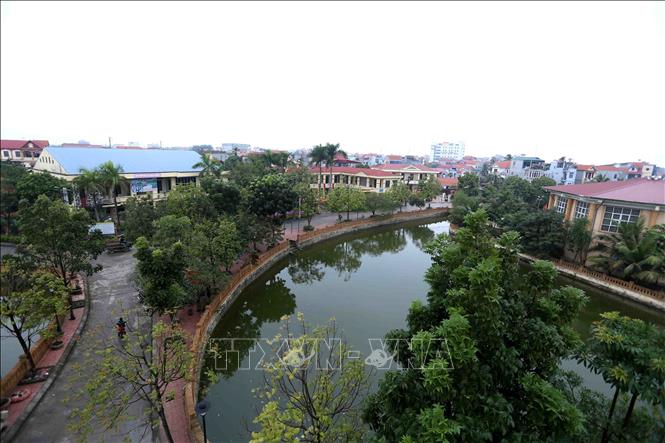 Vận dụng sáng tạo tư tưởng của Chủ tịch Hồ Chí Minh về thi đua yêu nước, trong thời kỳ đổi mới, nhiều phong trào đã, đang thực hiện thực chất và phát huy hiệu quả, trong đó có phong trào Cả nước chung sức xây dựng nông thôn mới, làm thay đổi diện mạo nhiều vùng nông thôn trên phạm vi cả nước. Trong ảnh: Đường giao thông nông thôn xã Song Phượng, huyện Đan Phượng, Hà Nội khang trang, sạch đẹp, được đầu tư xây dựng theo tiêu chí nông thôn mới. Đan Phượng là huyện đầu tiên của Hà Nội được công nhận “Huyện nông thôn mới”. Ảnh: Vũ Sinh – TTXVN