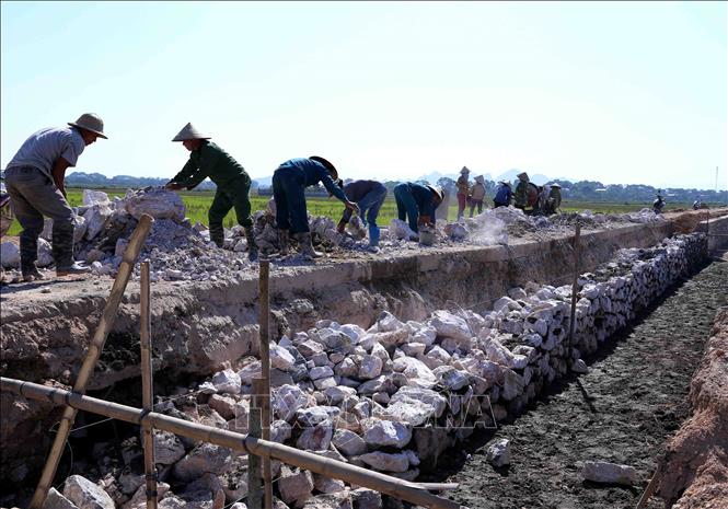 Trong ảnh: Kiên cố hóa kênh mương và làm đường giao thông nội đồng ở xã Đốc Tín, huyện Mỹ Đức, Hà Nội theo tiêu chí nông thôn mới. Ảnh: Vũ Sinh – TTXVN