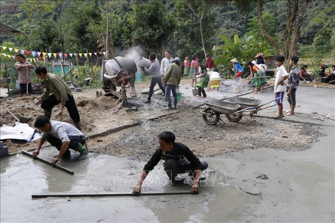 Vận dụng sáng tạo tư tưởng của Chủ tịch Hồ Chí Minh về thi đua yêu nước, trong thời kỳ đổi mới, nhiều phong trào đã, đang thực hiện thực chất và phát huy hiệu quả, trong đó có phong trào Cả nước chung tay vì người nghèo, không để ai bị bỏ lại phía sau. Đến cuối năm 2017, tỷ lệ hộ nghèo bình quân cả nước giảm còn khoảng 6,72%. Trong ảnh: Chương trình 135 đã góp phần giảm nghèo nhanh và bền vững cho người dân vùng cao Yên Bái, đặc biệt là đồng bào dân tộc thiểu số. Ảnh: Đinh Thùy - TTXVN 