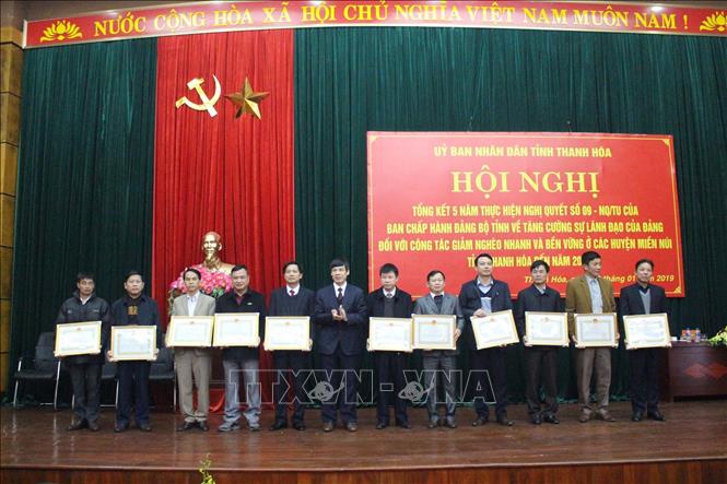 Vận dụng sáng tạo tư tưởng của Chủ tịch Hồ Chí Minh về thi đua yêu nước, trong thời kỳ đổi mới, nhiều phong trào đã, đang thực hiện thực chất và phát huy hiệu quả, trong đó có phong trào Cả nước chung tay vì người nghèo, không để ai bị bỏ lại phía sau. Đến cuối năm 2017, tỷ lệ hộ nghèo bình quân cả nước giảm còn khoảng 6,72%. Trong ảnh: Các tập thể có thành tích xuất sắc trong thực hiện Nghị quyết 09 của tỉnh Thanh Hóa về 