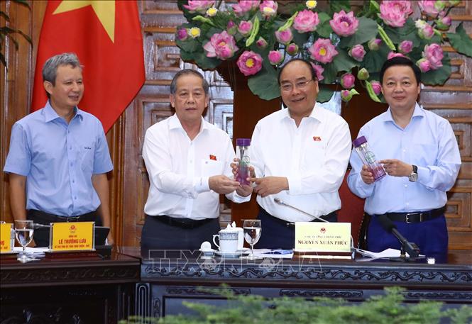 Trong ảnh: Lãnh đạo tỉnh ThừaThiên-Huế tặng Thủ tướng Nguyễn Xuân Phúc bình nước sử dụng nhiều lần thân thiện với môi trường hưởng ứng phong trào chống rác thải nhựa của tỉnh Thừa Thiên-Huế.  Ảnh: Thống Nhất -TTXVN  
