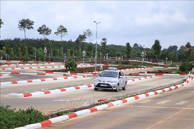 Trong ảnh: Thí sinh sát hạch hạng B2 thi phần sa hình. Ảnh: Ngọc Minh - TTXVN