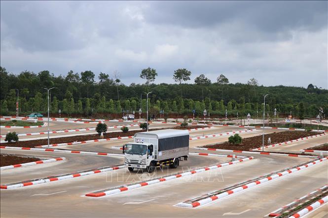 Trong ảnh: Thí sinh sát hạch hạng C thi phần sa hình. Ảnh: Ngọc Minh - TTXVN
