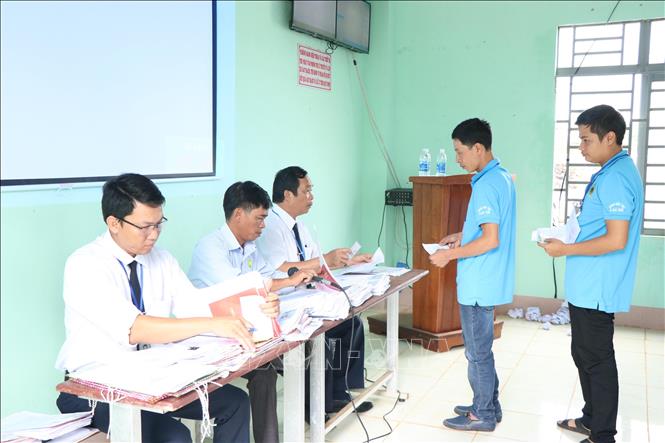 Trong ảnh: Các thí sinh làm thủ tục chờ thi sát hạch. Ảnh: Ngọc Minh - TTXVN    
