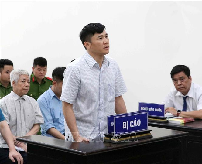 Trong ảnh: Bị cáo Trần Đức Chính (SN 1976, nguyên Kế toán trưởng kiêm Trưởng ban Tài chính Vinashin) bị tuyên phạt mức án 17 năm tù giam. Ảnh: Văn Điệp - TTXVN