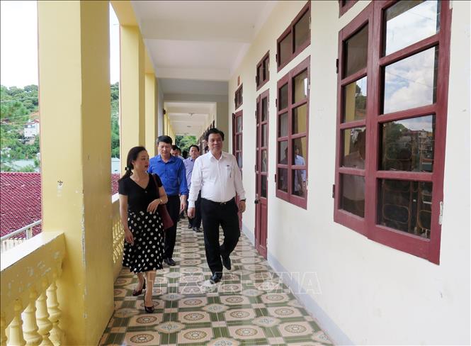 Trong ảnh: Thứ trưởng Bộ Giáo dục và Đào tạo Nguyễn Hữu Độ kiểm tra khu vực chấm thi. Ảnh: Hữu Quyết - TTXVN