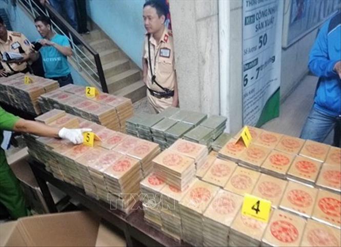 Nhiều vụ ma túy được phát hiện, bắt giữ với số lượng ma túy lớn, nhiều đối tượng. Tại TP Hồ Chí Minh, liên tiếp trong 1 tuần, các lực lượng chức năng đã triệt phá 2 vụ ma túy với số lượng cực lớn. Trong ảnh: Ngày 27/3/2019, Công an TP Hồ Chí Minh triệt phá một đường dây buôn bán ma túy xuyên quốc gia do 4 đối tượng người Đài Loan (Trung Quốc) điều hành, thu giữ 895 bánh heroin đang trên đường vận chuyển bằng xe tải từ Bình Dương về TP Hồ Chí Minh. Ảnh: TTXVN phát