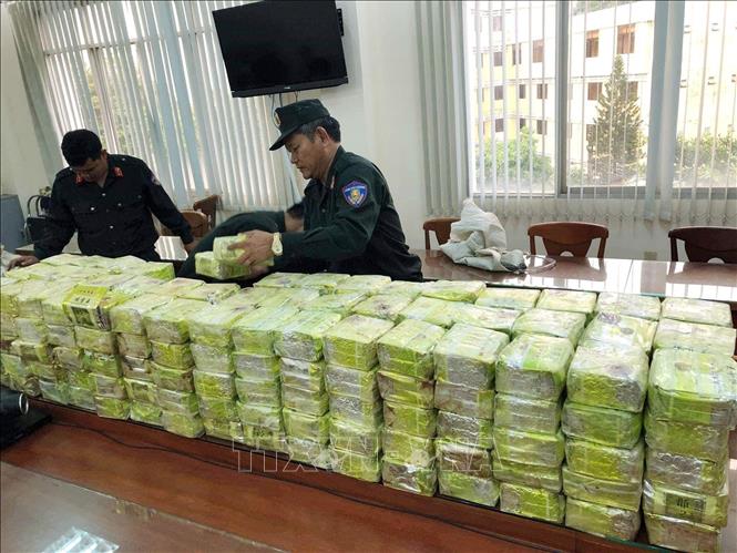Nhiều vụ ma túy được phát hiện, bắt giữ với số lượng ma túy lớn, nhiều đối tượng. Tại TP Hồ Chí Minh, liên tiếp trong 1 tuần, các lực lượng chức năng đã triệt phá 2 vụ ma túy với số lượng cực lớn. Trong ảnh: Ngày 20/3/2019, tại TP Hồ Chí Minh, Bộ Công an phối hợp với Bộ đội Biên phòng và Tổng cục Hải quan bắt 11 đối tượng, thu giữ 300 kg chất ma túy tổng hợp dạng đá trong đường dây ma túy do 1 số đối tượng Trung Quốc, Lào cấu kết với người Việt nhằm chuyển hàng vào nội địa Việt Nam tiêu thụ. Đây là vụ bắt ma tuý có số lượng tang vật lớn nhất từ trước đến thời điểm này. Ảnh: TTXVN phát