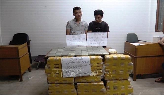 Các loại ma túy thẩm lậu vào nước ta chủ yếu là heroin, các loại ma túy tổng hợp và các loại chất gây nghiện. Nhiều vụ ma túy được phát hiện, bắt giữ với số lượng ma túy lớn, nhiều đối tượng. Trong ảnh: Ngày 6/3/2019, lực lượng Bộ đội Biên phòng phối hợp với Cục Cảnh sát chống ma túy của Bộ An ninh (Lào) bắt 2 đối tượng vận chuyển 600 ngàn viên ma túy và 36 bánh heroin từ Lào về Việt Nam. Ảnh: TTXVN phát