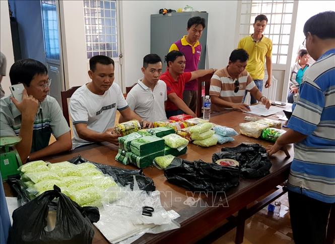 Trung bình mỗi năm, các cơ quan bảo vệ pháp luật phát hiện, bắt giữ gần 20.000 vụ với hơn 25.000 đối tượng phạm tội về ma túy. Tuy nhiên, tình hình tội phạm ma túy vẫn rất phức tạp. Trong ảnh: Ngày 13/4/2019, các lực lượng chức năng (Bộ đội Biên phòng, Hải quan, Công an) bắt giữ vụ vận chuyển 26,6kg ma túy từ Campuchia về Việt Nam qua đường biên giới khu vực cửa khẩu Khánh Bình, tỉnh An Giang. Ảnh: TTXVN phát