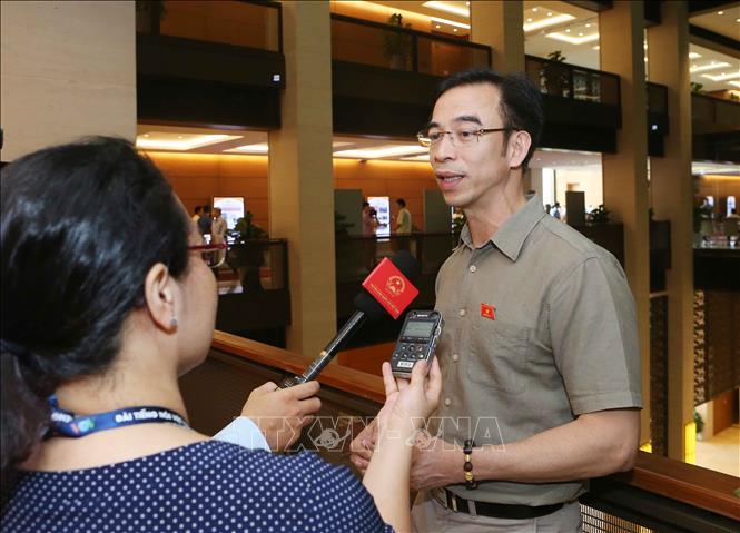 Trong ảnh: Đại biểu Quốc hội Thành phố Hà Nội Nguyễn Quang Tuấn trả lời phỏng vấn trong giờ nghỉ giải lao. Ảnh: Doãn Tấn - TTXVN