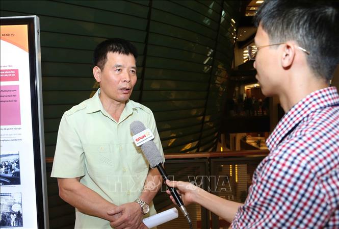 Trong ảnh: Đại biểu Quốc hội tỉnh Thái Nguyên Phan Văn Tường trả lời phỏng vấn trong giờ nghỉ giải lao. Ảnh: Doãn Tấn - TTXVN