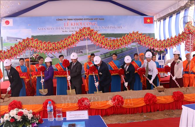 Các đại biểu thực hiện nghi thức khởi công dự án Nhà máy Yoshino Gypsum Việt Nam Phú Mỹ. Ảnh: Hoàng Nhị - TTXVN