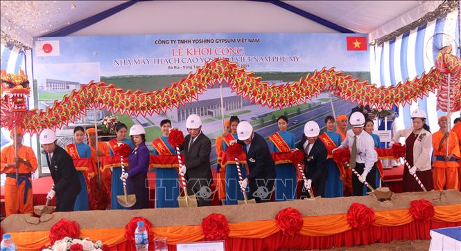 Các đại biểu thực hiện nghi thức khởi công dự án Nhà máy Yoshino Gypsum Việt Nam Phú Mỹ. Ảnh: Hoàng Nhị - TTXVN./.