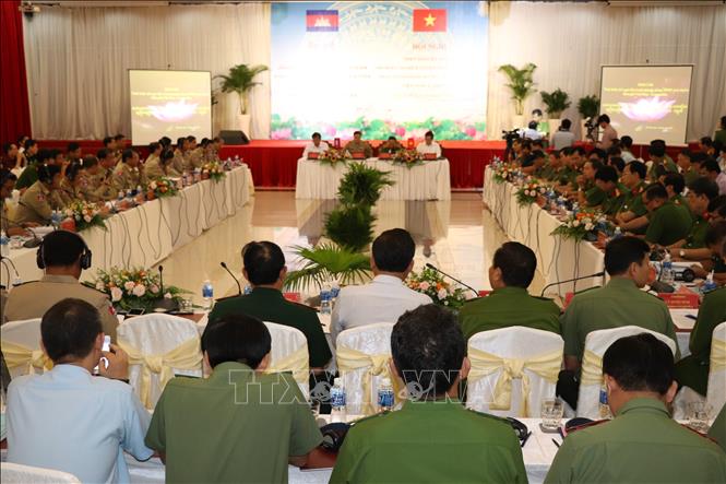 Không chỉ tăng cường hợp tác giữa các ngành chức năng, các địa phương trên địa bàn cả nước, việc hợp tác giữa Việt Nam 3 nước láng giềng Trung Quốc, Lào, Campuchia; giữa các cơ quan chức năng chống ma túy của Việt Nam với quốc tế và các nước trong khu vực sẽ giúp tăng cường hiệu quả cuộc đấu tranh chống loại tội phạm nguy hiểm đang ngày càng gia tăng này. Trong ảnh: Ngày 13/6/2019, tại Tây Ninh, Bộ Công an Việt Nam và Bộ Nội vụ Campuchia phối hợp các lực lượng chức năng tổ chức Hội nghị triển khai đợt cao điểm tuyên truyền, tấn công, trấn áp tội phạm ma túy trên tuyến biên giới của 2 nước. Ảnh: Lê Đức Hoảnh - TTXVN phát