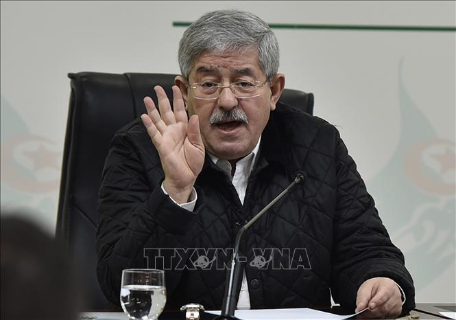 Trong ảnh (tư liệu): Ông Ahmed Ouyahia, lúc là Thủ tướng Algeria, trong cuộc họp báo ở Algiers, ngày 2/2/2019. Ảnh: THX/TTXVN