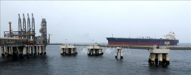 Trong ảnh (tư liệu): Tàu chở dầu cập cảng Fujairah của Các Tiểu vương quốc Arab thống nhất. Ảnh: AFP/TTXVN