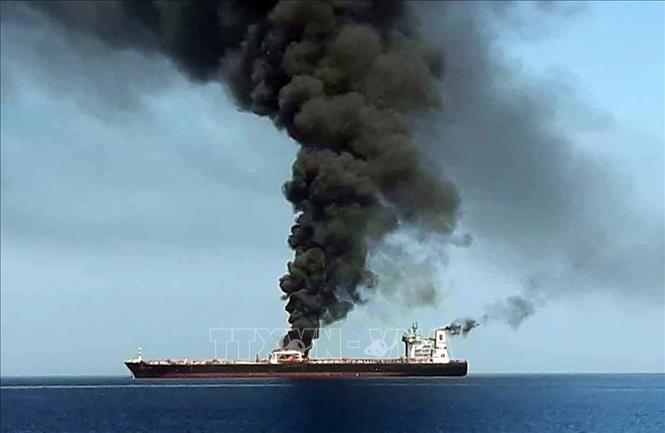 Trong ảnh (hình ảnh do đài truyền hình nhà nước IRIB của Iran đăng phát): Khói bốc ngùn ngụt từ một tàu chở dầu sau sự cố được cho là một 