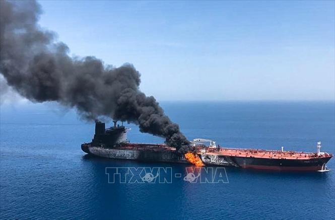 Trong ảnh (hình ảnh do hãng tin ISNA của Iran đăng phát): Khói lửa bốc ngùn ngụt từ một tàu chở dầu  được cho là bị 