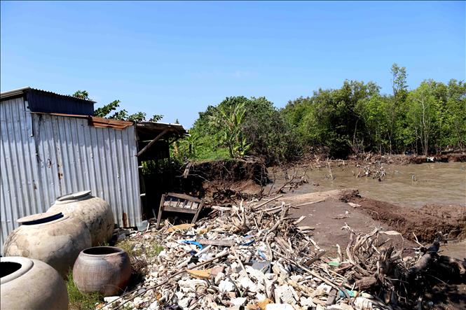 Trong ảnh: Nhà của người dân ở ấp Kim Qui, xã Vân Khánh bị sóng biển đánh trôi mất nền nhà hồi đầu tháng 6/2019. Ảnh: Vũ Sinh - TTXVN