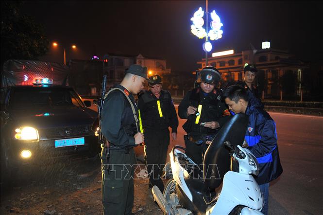 Trong ảnh: Các chiến sĩ CSCĐ kiểm tra hành chính người điều khiển phương tiện vi phạm các quy định khi tham gia giao thông. Ảnh: Minh Đức - TTXVN