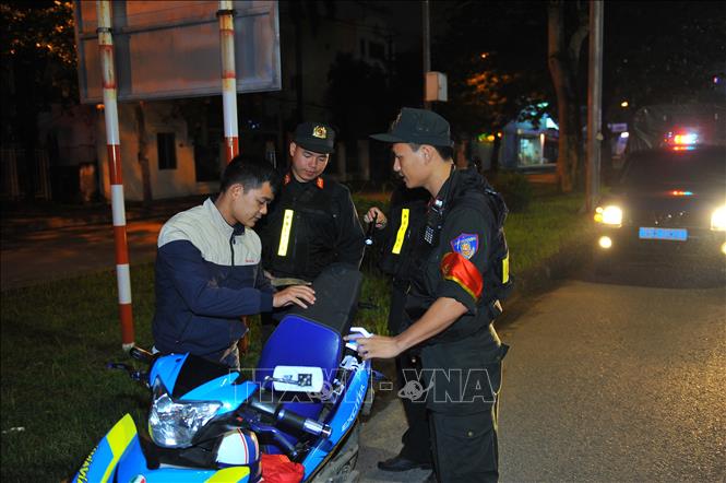 Trong ảnh: Các chiến sĩ CSCĐ kiểm tra hành chính người điều khiển phương tiện vi phạm các quy định khi tham gia giao thông. Ảnh: Minh Đức - TTXVN
