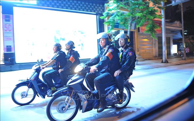 Trong ảnh: Các chiến sĩ CSCĐ trên đường tuần tra đêm. Ảnh: Minh Đức - TTXVN