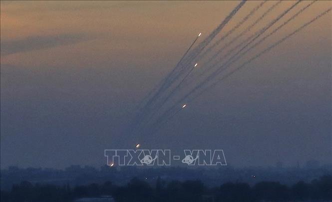 Trong ảnh: Tên lửa được bắn từ Dải Gaza sang khu vực biên giới Israel- Gaza ngày 4/5. Ảnh: AFP/TTXVN