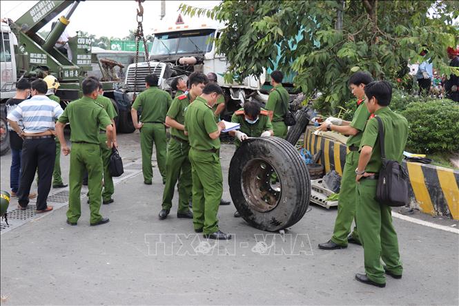 Trong ảnh: Công an Tây Ninh khám nghiệm hiện trường vụ tai nạn giao thông. Ảnh: Lê Đức Hoảnh - TTXVN