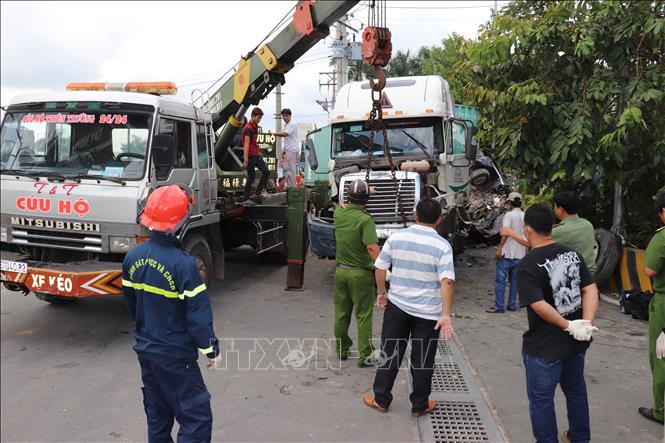 Trong ảnh: Công an Tây Ninh cứu hộ tại hiện trường vụ tai nạn giao thông. Ảnh: Lê Đức Hoảnh - TTXVN