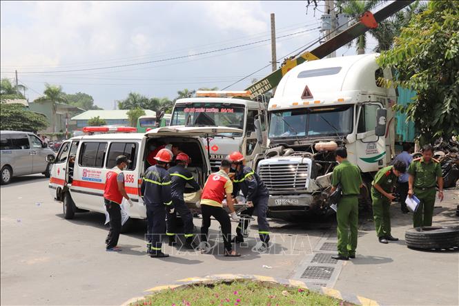 Trong ảnh: Công an Tây Ninh di chuyển các nạn nhân của vụ tai nạn. Ảnh: Lê Đức Hoảnh - TTXVN
