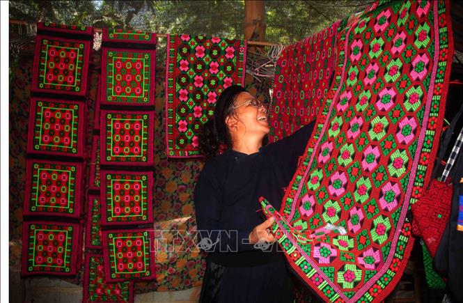 Trong ảnh: Nghệ nhân Nông Thị Thược với các sản phẩm dệt thổ cẩm truyền thống. Ảnh: Chu Hiệu - TTXVN