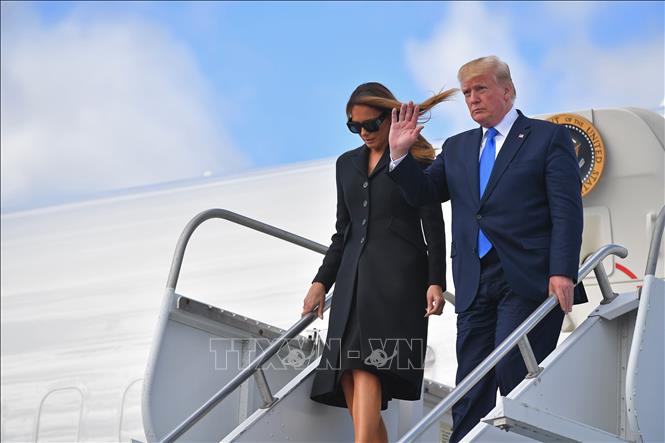 Trong ảnh:  Tổng thống Mỹ Donald Trump và đệ nhất phu nhân Melania Trump tại sân bay Caen-Carpiquet ở Normandy, Pháp, ngày 6/6/2019. Ảnh: AFP/TTXVN