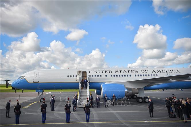 Trong ảnh: Chiếc máy bay Không lực Một chở Tổng thống Mỹ Donald Trump và đệ nhất phu nhân Melania Trump sau khi hạ cánh xuống  sân bay Caen-Carpiquet ở Normandy, Pháp, ngày 6/6/2019. Ảnh: AFP/TTXVN