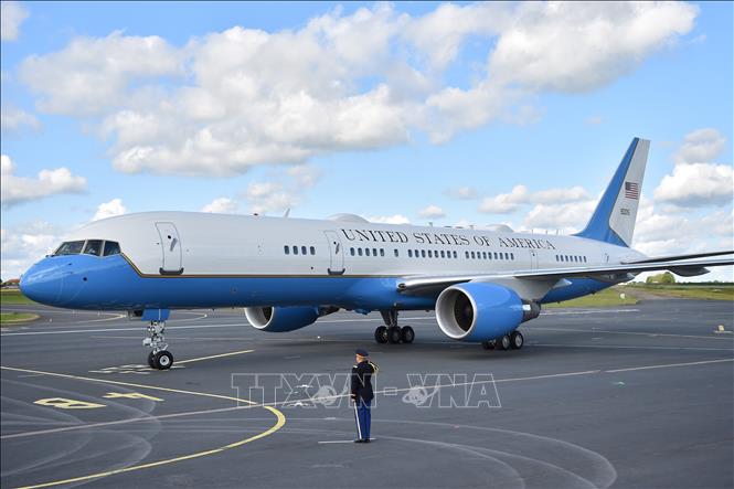 Trong ảnh: Chiếc máy bay Không lực Một chở Tổng thống Mỹ Donald Trump và đệ nhất phu nhân Melania Trump sau khi hạ cánh xuống  sân bay Caen-Carpiquet ở Normandy, Pháp, ngày 6/6/2019. Ảnh: AFP/TTXVN