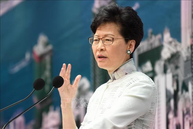 Trong ảnh: Người đứng đầu Đặc khu Hành chính Hong Kong (Trung Quốc) Lâm Trịnh Nguyệt Nga tại cuộc họp báo ở Hong Kong ngày 15/6. Ảnh: AFP/TTXVN
