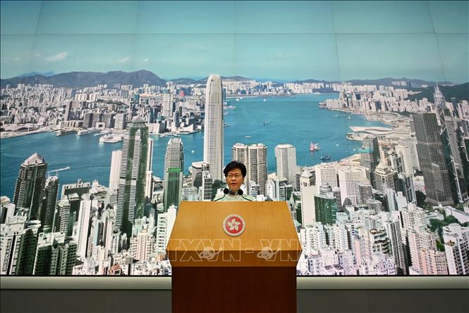 Trong ảnh: Người đứng đầu Đặc khu Hành chính Hong Kong (Trung Quốc) Lâm Trịnh Nguyệt Nga tại cuộc họp báo ở Hong Kong ngày 15/6. Ảnh: AFP/TTXVN