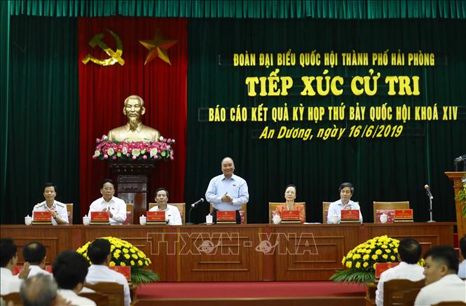 Trong ảnh: Thủ tướng Nguyễn Xuân Phúc và các đại biểu tại buổi tiếp xúc cử tri. Ảnh: Thống Nhất -TTXVN  