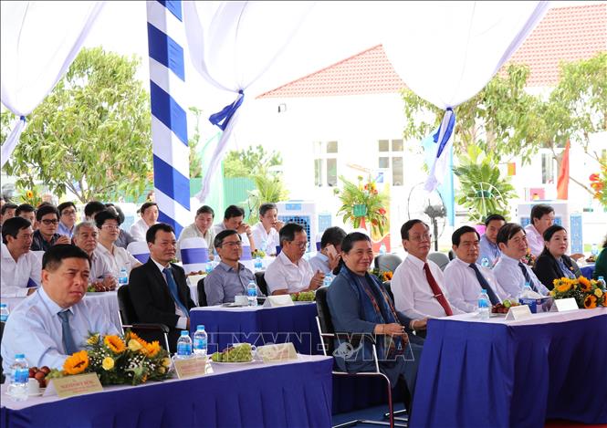 Phó Chủ tịch Thường trực Quốc hội Tòng Thị Phóng dự khánh thành nhà máy điện mặt trời Phước Hữu-Điện lực 1. Ảnh: Công Thử - TTXVN