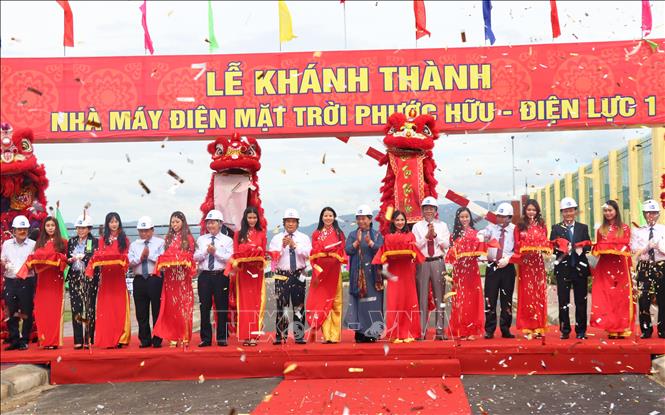 Các đại biểu cắt băng khánh thành nhà máy. Ảnh: Công Thử - TTXVN