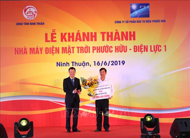 Nhà đầu tư trao tặng kinh phí cho xã Phước Hữu thực hiện công tác an sinh xã hội. Ảnh: Công Thử - TTXVN