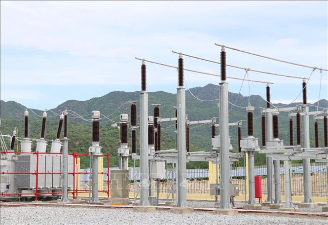 Trạm biến áp được nhà đầu tư lắp đặt chuyển tải hòa dòng điện vào lưới điện quốc gia. Ảnh: Công Thử - TTXVN