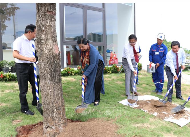 Phó Chủ tịch Thường trực Quốc hội Tòng Thị Phóng cùng các đại biểu trồng cây xanh lưu niệm tại nhà máy. Ảnh: Công Thử - TTXVN
