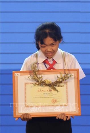 Trong ảnh: Nữ sinh Phùng Thị Vân nhận Bằng khen của Bộ trưởng Bộ Giáo dục và Đào tạo tại Liên hoan thiếu nhi vượt khó học giỏi toàn quốc lần thứ 3 năm 2019. Ảnh: Xuân Dự - TTXVN