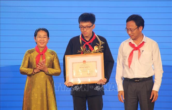 Trong ảnh: Em Lâm Tiến Thăng nhận Bằng khen của Bộ trưởng Bộ Giáo dục và Đào tạo tại Liên hoan thiếu nhi vượt khó học giỏi toàn quốc lần thứ 3 năm 2019. Ảnh: Xuân Dự - TTXVN