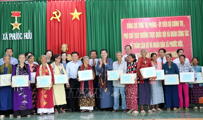 Phó Chủ tịch Thường trực Quốc hội Tòng Thị Phóng tặng quà cho đồng bào nghèo tại xã Phước Hữu, huyện Ninh Phước. Ảnh: Công Thử - TTXVN