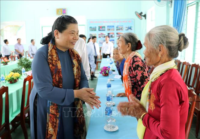Phó Chủ tịch Thường trực Quốc hội Tòng Thị Phóng thăm hỏi đồng bào Chăm ở xã Phước Hữu, huyện Ninh Phước. Ảnh: Công Thử - TTXVN