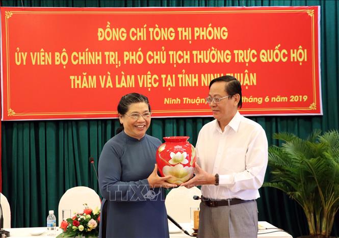 Phó Chủ tịch Thường trực Quốc hội Tòng Thị Phóng tặng bình gốm cho lãnh đạo tỉnh Ninh Thuận. Ảnh: Công Thử - TTXVN