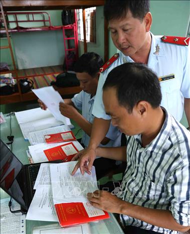 Trong ảnh: Các phương tiện khai thác thủy hải sản ra vào cảng cá Tắc Cậu đề được Ban Quản lý cảng cá và thanh tra ngành thủy sản đều thực hiện ghi nhật ký hành trình khai thác đúng quy định. Ảnh: Vũ Sinh - TTXVN